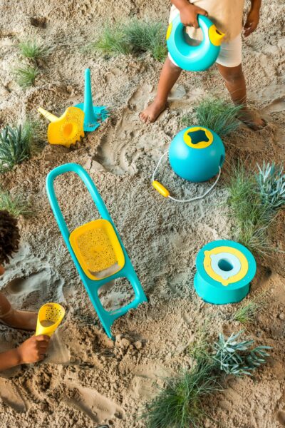 quut-grand-arrosoire-ergonomique-plage-bain-jardin-cana-lagoon-vert-jaune-1l