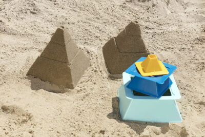 quut-jeu-de-plage-construction-pyramide-pira-bleu-jaune-apercu