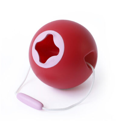 quut-jeu-de-plage-seau-ergonomique-anti-renversement-ballo-cherry-cerise-rouge