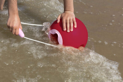quut-jeu-de-plage-seau-ergonomique-anti-renversement-ballo-cherry-cerise-rouge-apercu