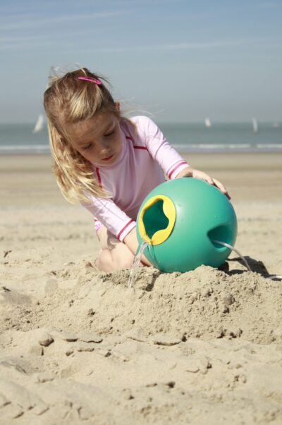 quut-jeu-de-plage-seau-ergonomique-anti-renversement-ballo-lagoon-vert-jaune-apercu