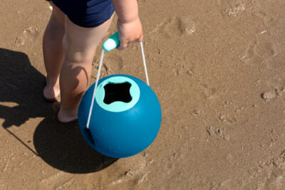 quut-jeu-de-plage-seau-ergonomique-anti-renversement-ballo-ocean-bleu-apercu