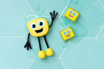 glo-pals-jouet-sensoriel-lumineux-jeu-de-bain-personnage-alex-jaune-contenu
