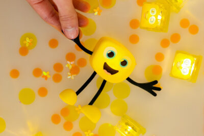 glo-pals-jouet-sensoriel-lumineux-jeu-de-bain-personnage-alex-jaune-dans-bain