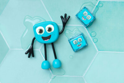 glo-pals-jouet-sensoriel-lumineux-jeu-de-bain-personnage-blair-bleu-contenu
