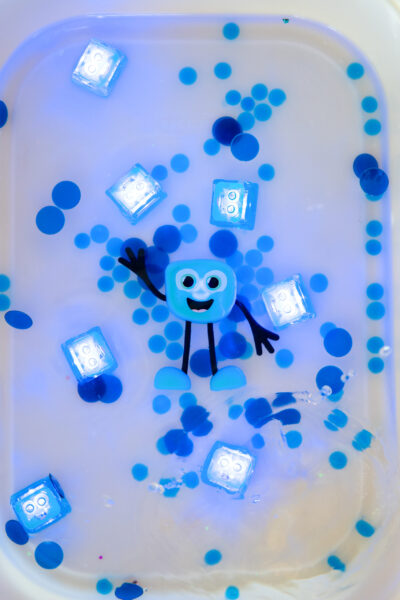 glo-pals-jouet-sensoriel-lumineux-jeu-de-bain-personnage-blair-bleu-dans-bain
