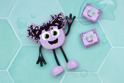 glo-pals-jouet-sensoriel-lumineux-jeu-de-bain-personnage-lumi-lila-contenu