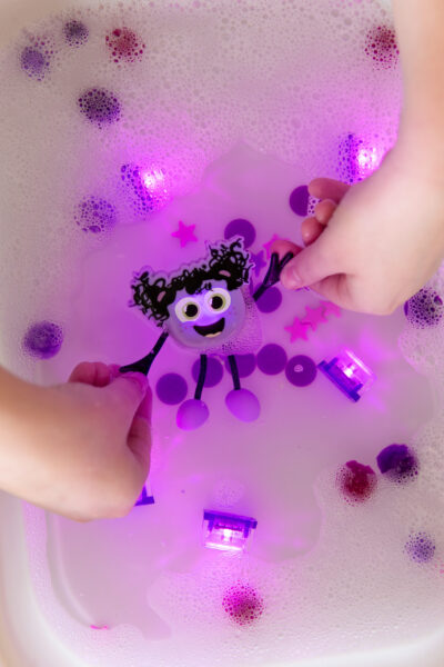 glo-pals-jouet-sensoriel-lumineux-jeu-de-bain-personnage-lumi-lila-dans-bain