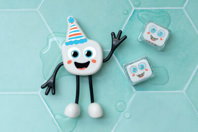 glo-pals-jouet-sensoriel-lumineux-jeu-de-bain-personnage-party-blanc-contenu