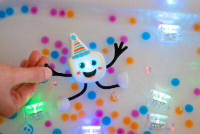 glo-pals-jouet-sensoriel-lumineux-jeu-de-bain-personnage-party-blanc-dans-bain