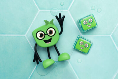 glo-pals-jouet-sensoriel-lumineux-jeu-de-bain-personnage-pippa-vert-contenu