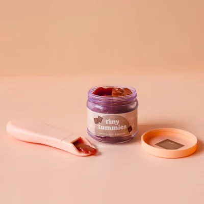 pot-de-pudding-au-chocolat-et-cuillere-tiny-harlow