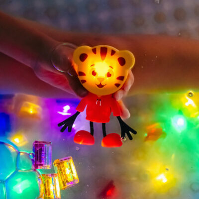 cube-lumineux-et-personnage-daniel-le-tigre-glo-pals-des-3-ans-chez-oh-papillou-demo