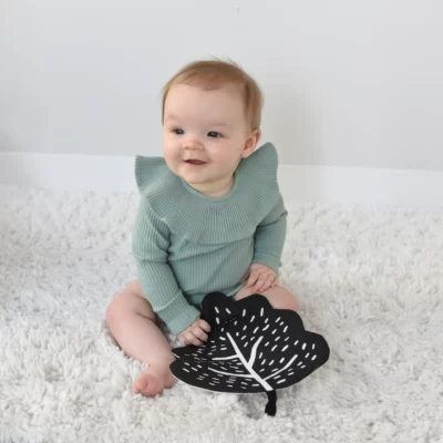 jouet-feuillle-plissé-wee-gallery-des-la-naissance-chez-oh-papillou-appercu-taille
