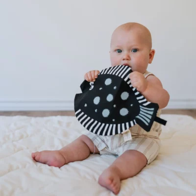jouet-poisson-froisse-wee-gallery-des-la-naissance-chez-oh-papillou-taille-reel