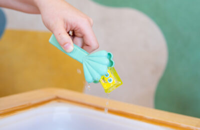 set-de-jeux-sensorielle-glo-pals-pince-verte-a-partir-de-18-mois-chez-oh-papillou